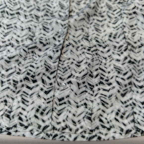 Donnkenny Ladies button down black and white print  blouse. Size petite medium. - Picture 5 of 5